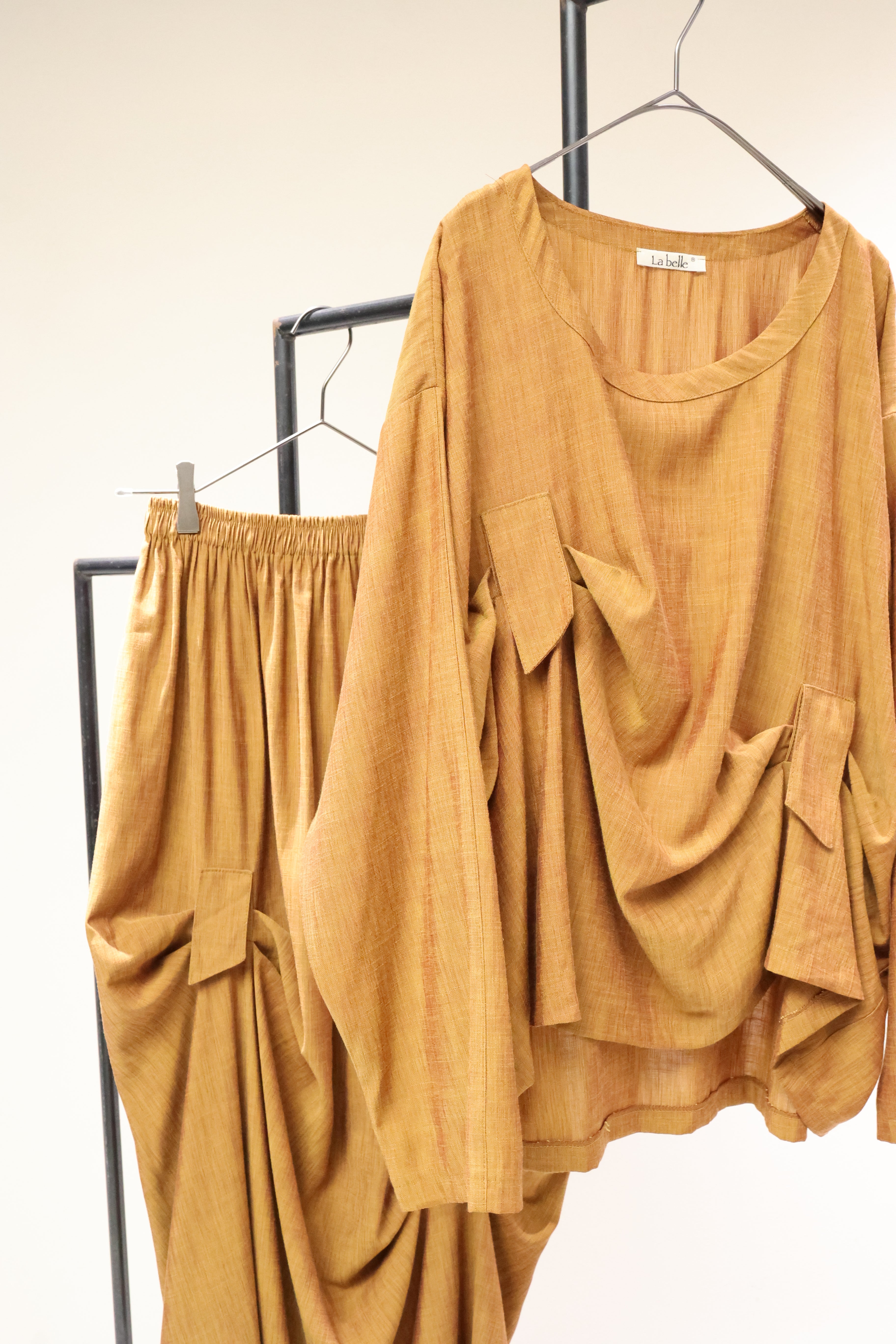 orange-brown deformed rayon pullover & skirt (2 pieces)